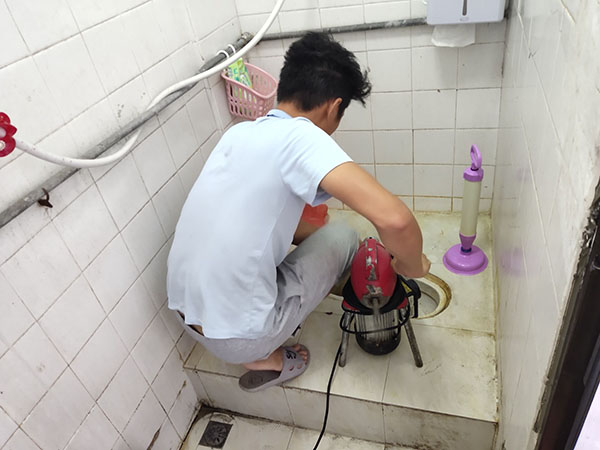 烟台管道堵塞冒臭气 专业师傅现场解决问题