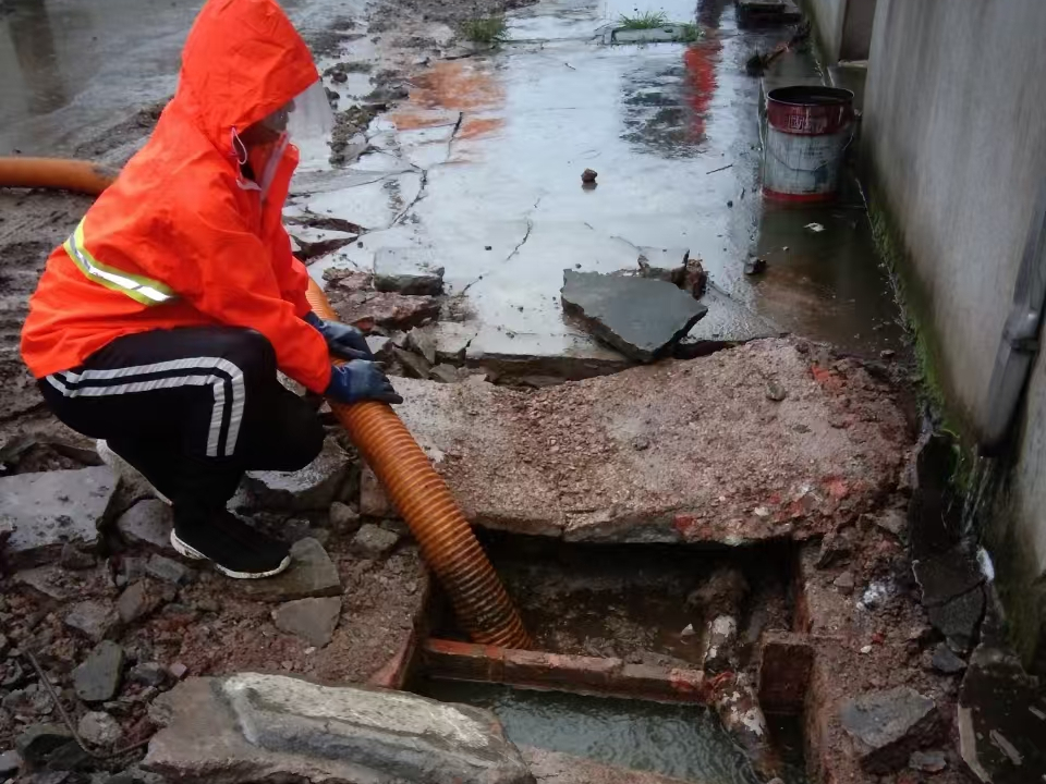 烟台专业清理污水池 炜誉市政以规范流程守护城市 “肠道”